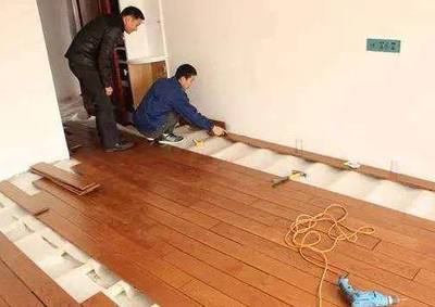 鋪地板前別傻傻裝龍骨了，聽(tīng)?zhēng)煾嫡f(shuō)完，原來(lái)一直都裝錯(cuò)了