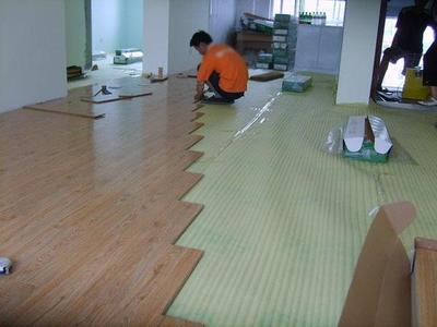 二手房裝修不砸地磚，直接在上面鋪地板可行嗎？詳細(xì)分析與建議